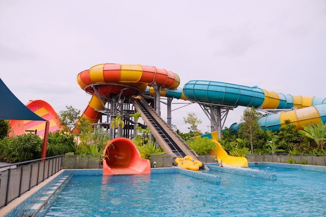 Séjournez dans un camping à Lacanau avec un parc aquatique, parfait pour des vacances familiales et des moments de détente au bord de l'eau.